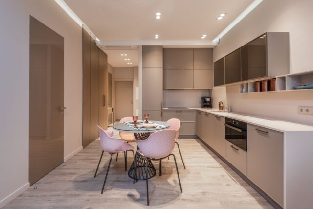 Chiuvetă din inox, granit compozit sau ceramică: ce rezistă la uzura zilnică